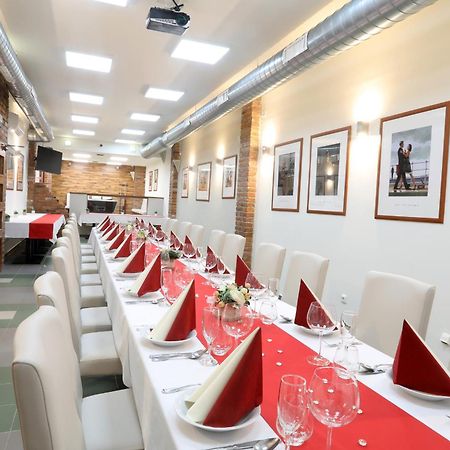 Strážnice Hotel Pod Vezi מראה חיצוני תמונה