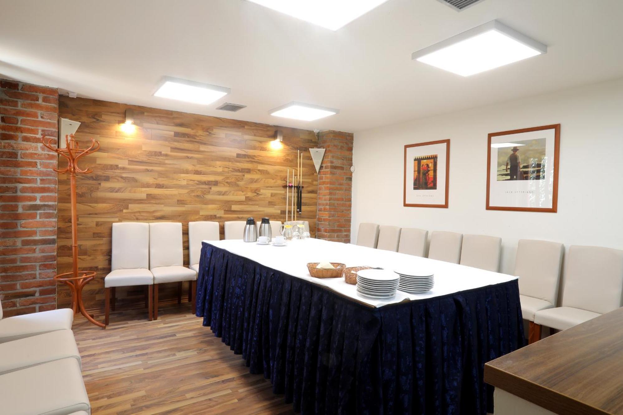 Strážnice Hotel Pod Vezi מראה חיצוני תמונה
