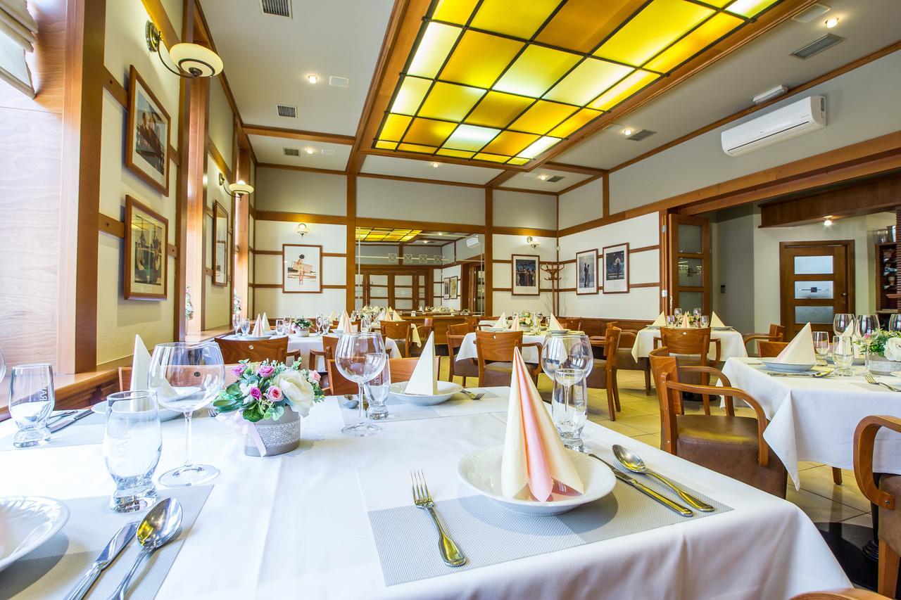Strážnice Hotel Pod Vezi מראה חיצוני תמונה