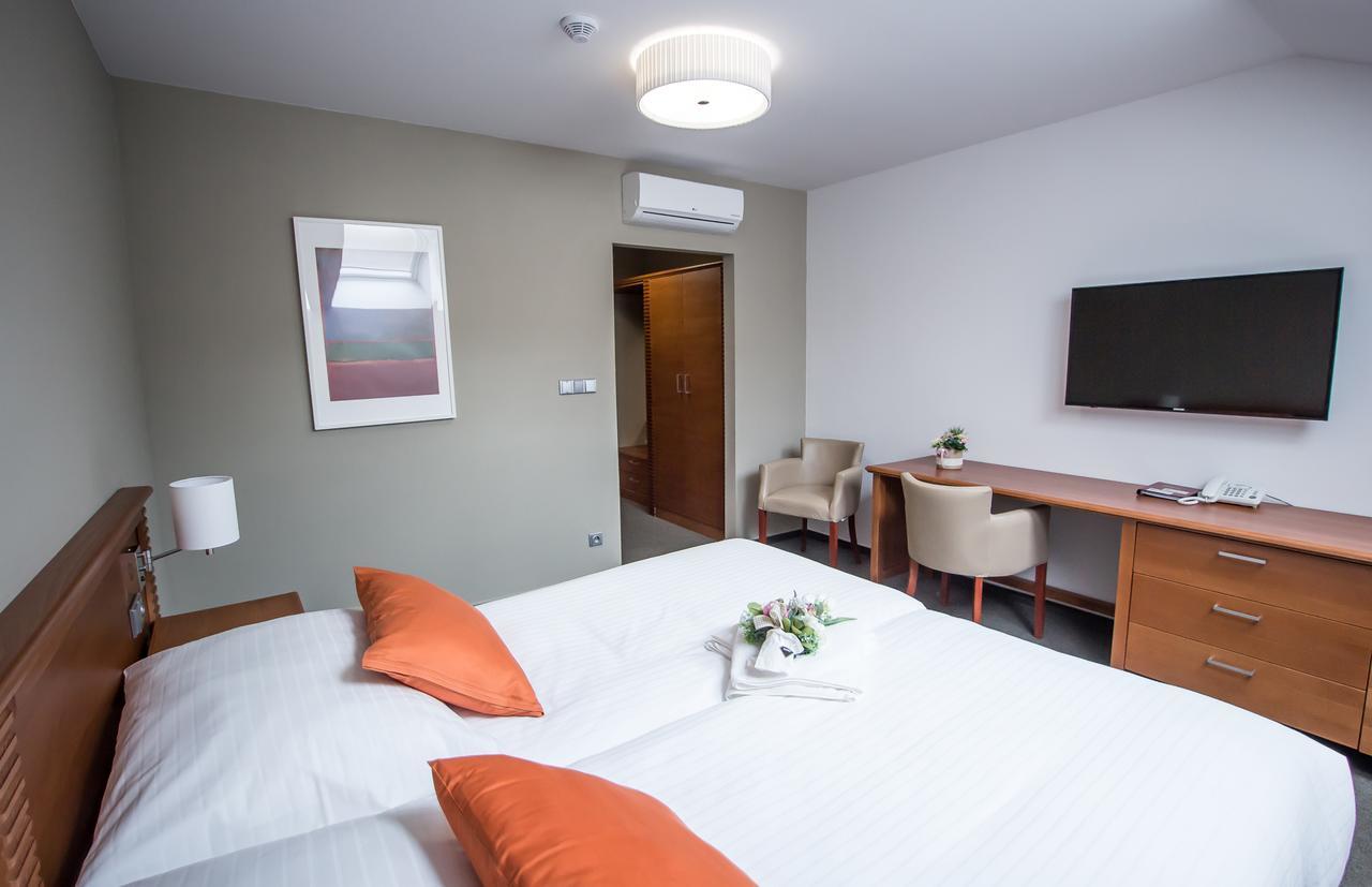 Strážnice Hotel Pod Vezi מראה חיצוני תמונה