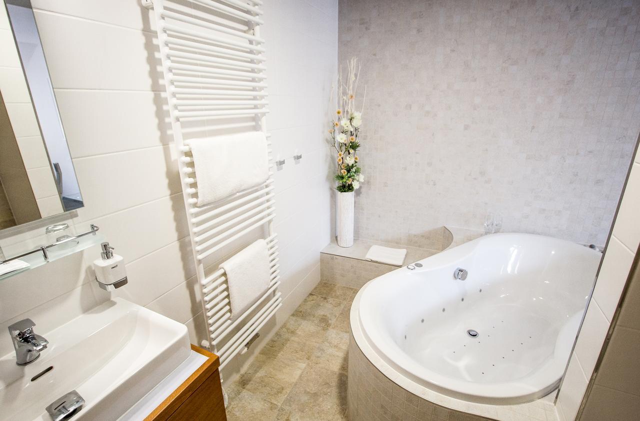 Strážnice Hotel Pod Vezi מראה חיצוני תמונה