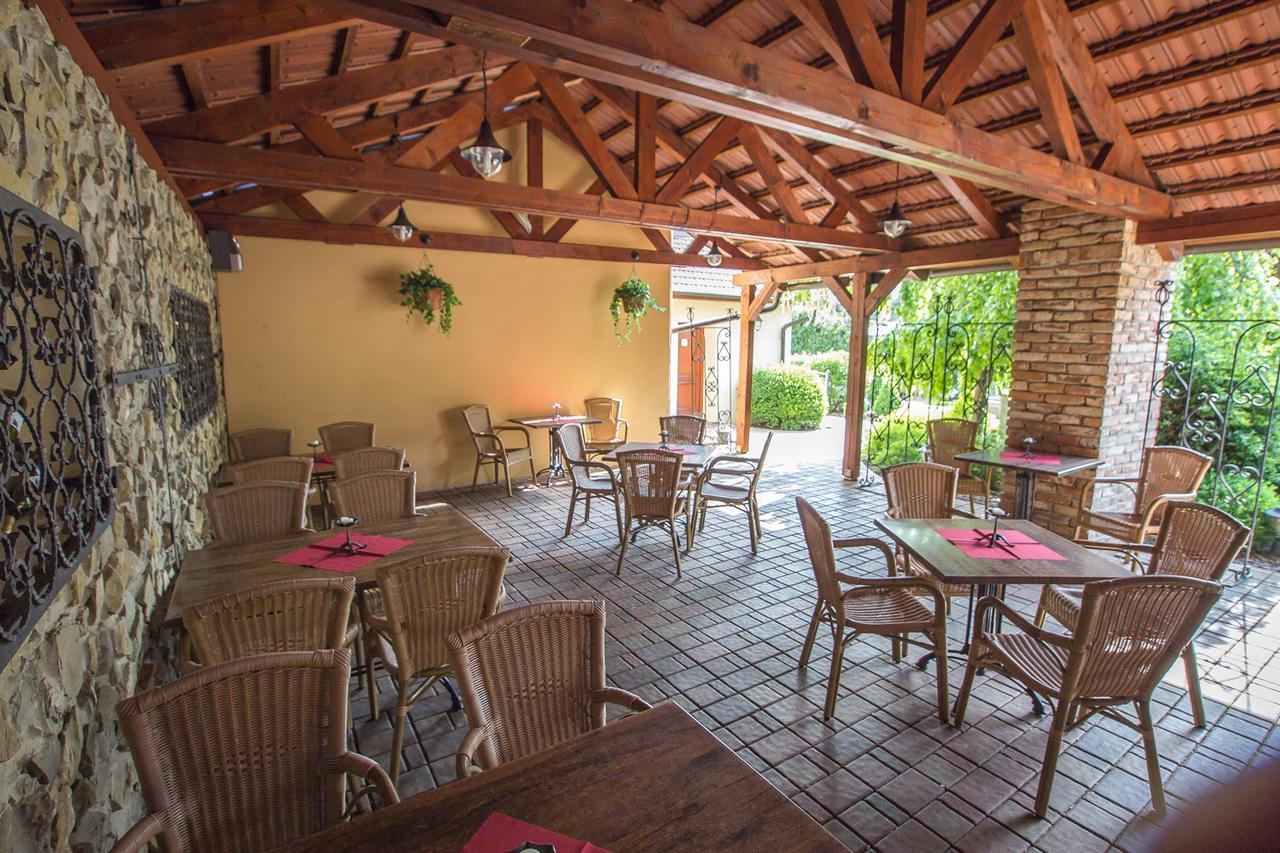 Strážnice Hotel Pod Vezi מראה חיצוני תמונה