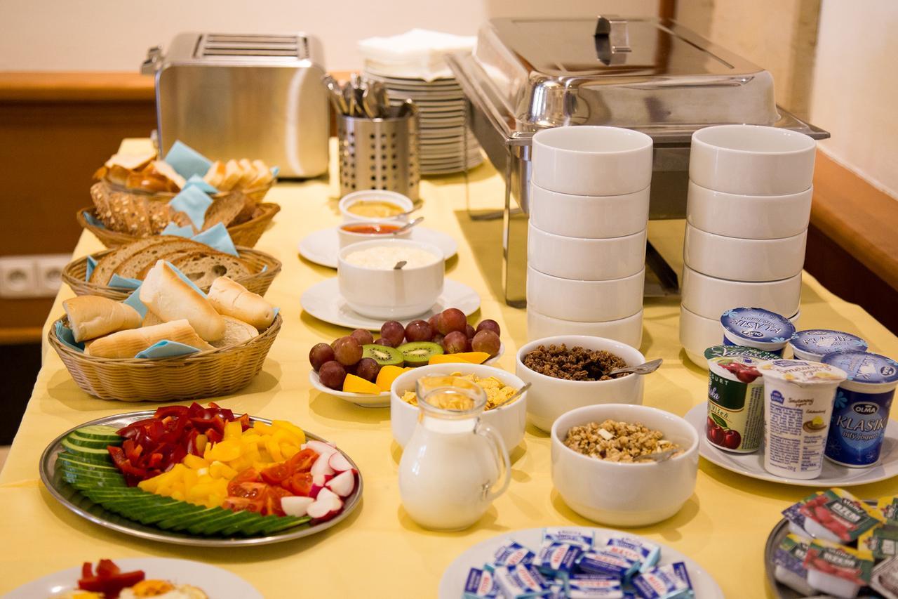 Strážnice Hotel Pod Vezi מראה חיצוני תמונה